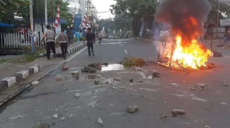 Thousands riot in Papua, parliament building torched Thousands riot in Papua, parliament building torched