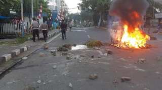 Thousands riot in Papua, parliament building torched