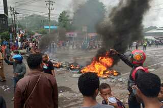 Indonesia sends more police to Papua, curbs internet speed amid tension