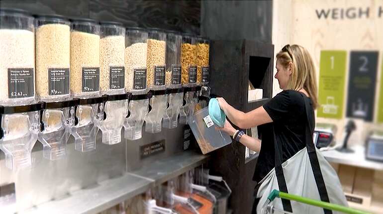 Going 'nude': UK supermarkets test plastic-free zones