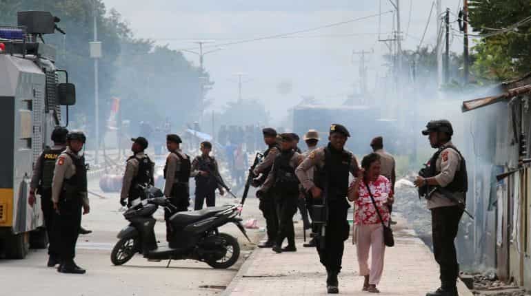 Indonesia arrests 34, blocks internet in Papua to curb protests
