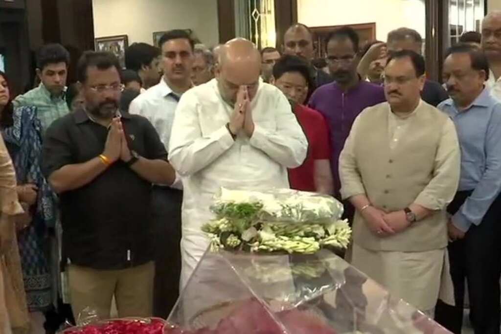Leaders, politicians arrive at Jaitley's residence to pay tribute; last rites to take place on Sunday at Nigambodh Ghat