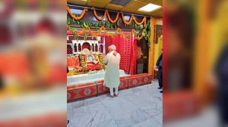 Bahrain: PM Modi offers prayers at Shreenathji Temple in Manama Bahrain: PM Modi offers prayers at Shreenathji Temple in Manama