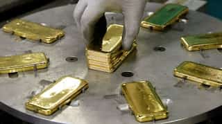 Gold climbs to three-month high, poised for best year since 2010
