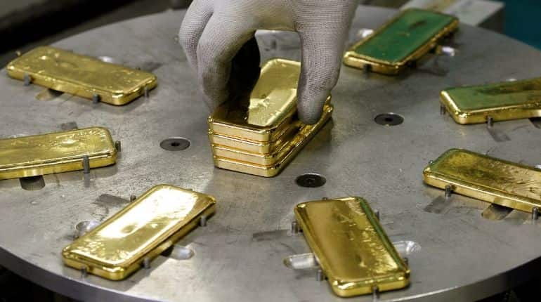Gold climbs to three-month high, poised for best year since 2010