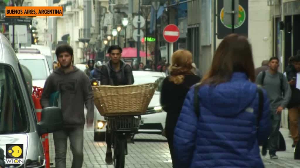 Argentine bond prices fall, country risk soars on debt 'reprofiling' plan