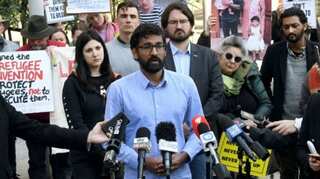 'Let them stay': Aussies rally against Tamil family deportation