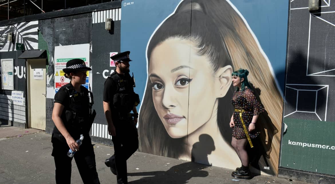 Ariana Grande sues Forever 21 for $10 million over look-alike ad campaign Ariana Grande sues Forever 21 for $10 million over look-alike ad campaign