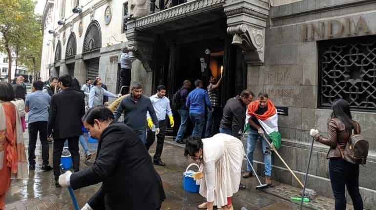 British Indians join hands to clean High Commission after Pakistani protestors' vandalism British Indians join hands to clean High Commission after Pakistani protestors' vandalism