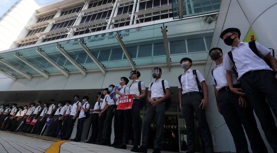 Hong Kong school students form human chain after weekend of protests Hong Kong school students form human chain after weekend of protests