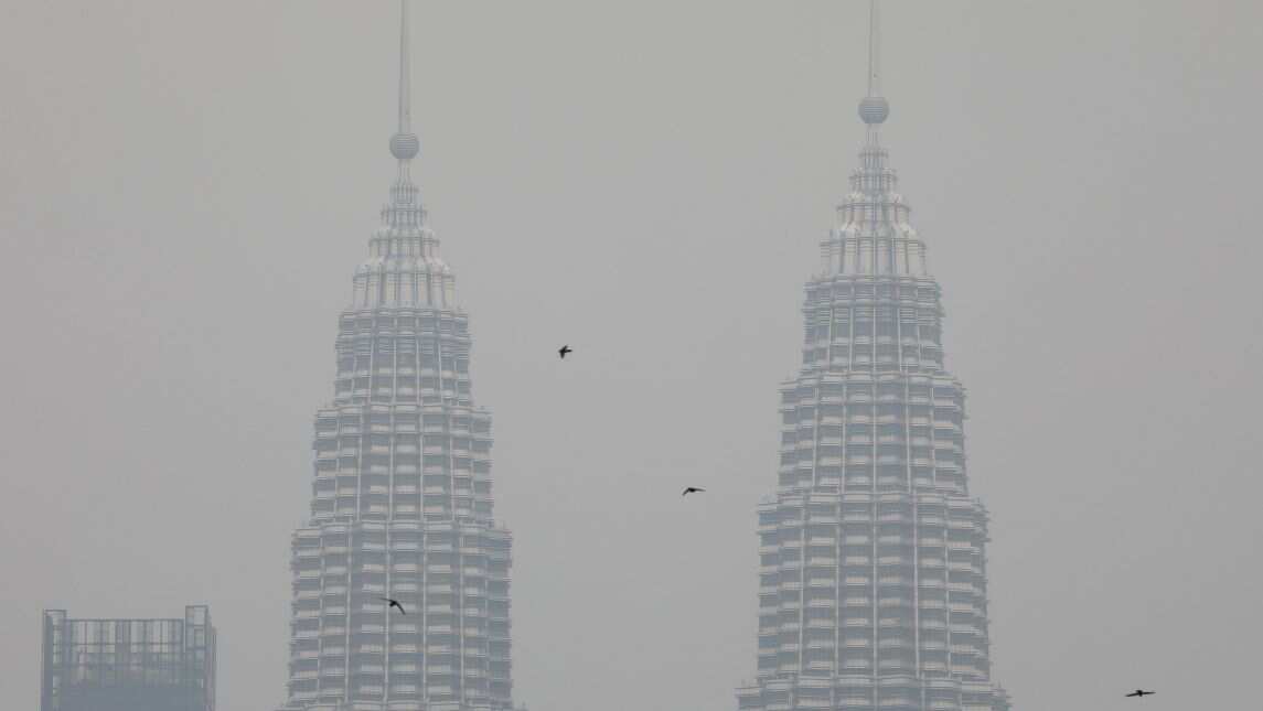 Malaysia sends half a million face masks to haze-hit state as fires burn Malaysia sends half a million face masks to haze-hit state as fires burn