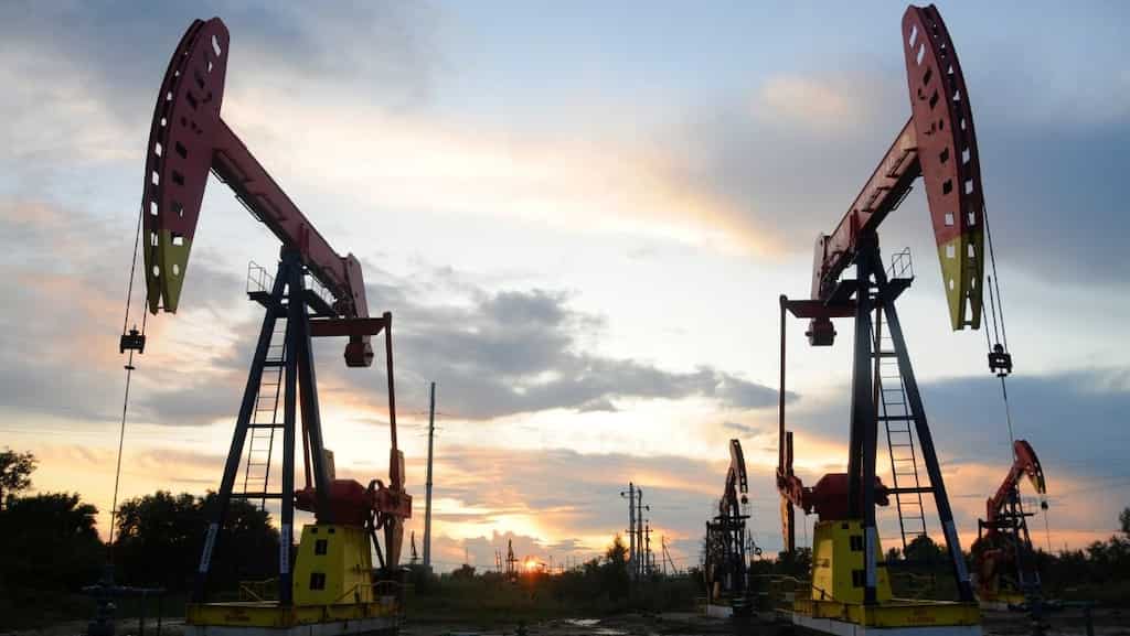 Oil prices edge lower ahead of US stockpile numbers