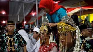 Indonesia raises the minimum age for brides to end child marriage