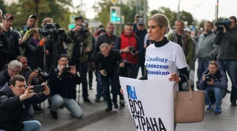 Russians protest over crackdown in growing solidarity campaign Russians protest over crackdown in growing solidarity campaign