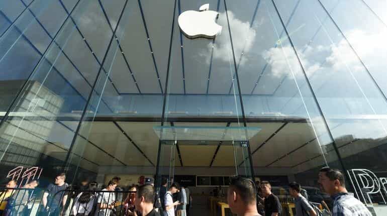 Apple sells fewer than 500,000 smartphones in China in February amid coronavirus Apple sells fewer than 500,000 smartphones in China in February amid coronavirus