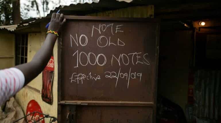 Oncoming cash ban forces Kenyans to swap banknotes Oncoming cash ban forces Kenyans to swap banknotes