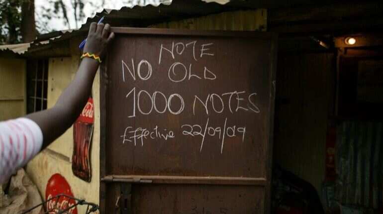Oncoming cash ban forces Kenyans to swap banknotes