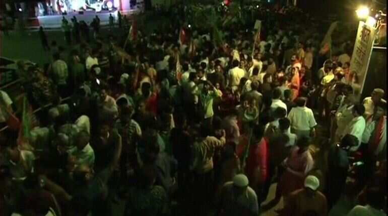 Delhi: People gather in large numbers outside airport to welcome PM Modi