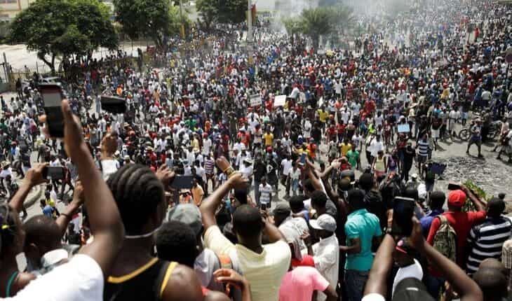 Haitian protesters clash with police in new push for president's ouster Haitian protesters clash with police in new push for president's ouster