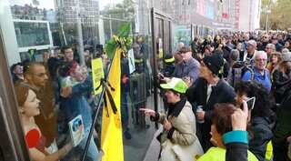 Paris climate activists kick off global Extinction Rebellion protests