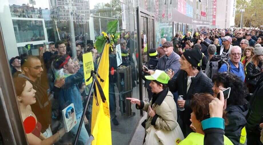 Paris climate activists kick off global Extinction Rebellion protests