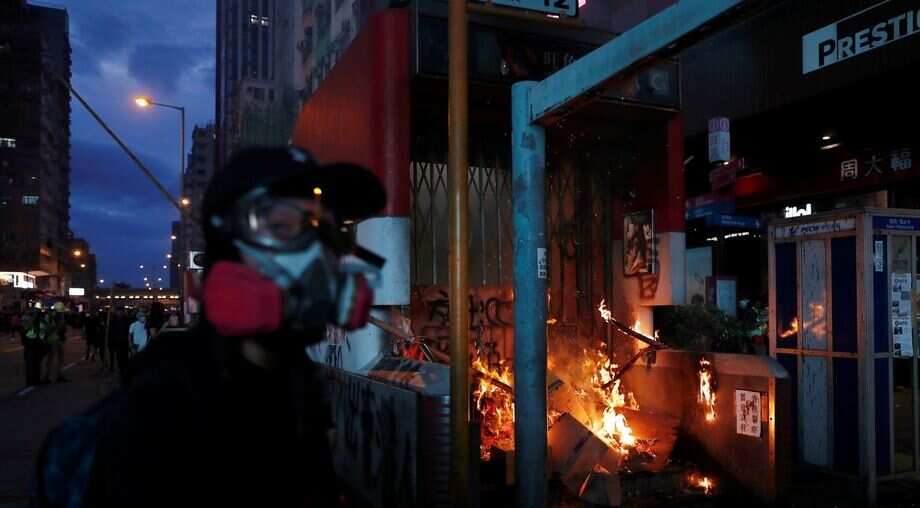 Chinese soldiers in Hong Kong warn protesters as emergency rules fail to quell unrest Chinese soldiers in Hong Kong warn protesters as emergency rules fail to quell unrest