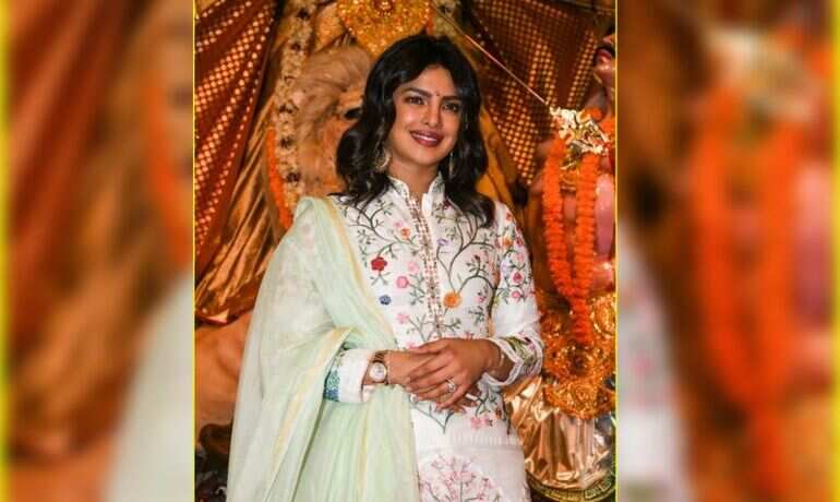 Priyanka Chopra stuns all as she makes it to Durga Puja celebration Priyanka Chopra stuns all as she makes it to Durga Puja celebration