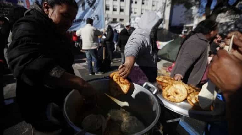 In farm-rich Argentina, hunger cries ring in leaders' ears amid crisis