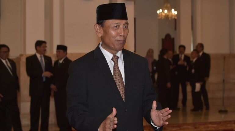 Suspected Islamic State terrorist stabs Indonesian security minister