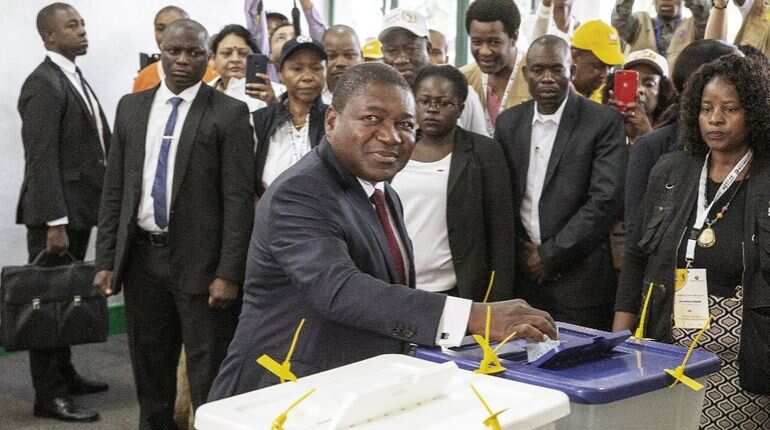 Mozambique votes in tense election after violent campaign