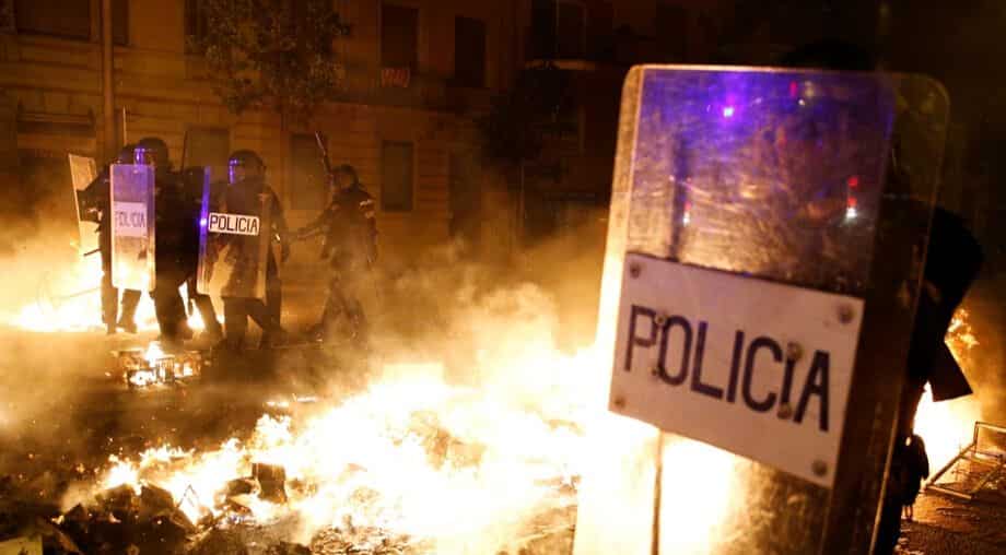 Catalan separatists, police clash in fresh violence