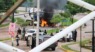 Cartel gunmen terrorise Mexican city, free El Chapo's son