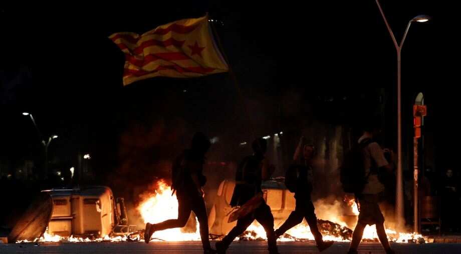 Violence escalates in Barcelona after 500,000 separatists rally