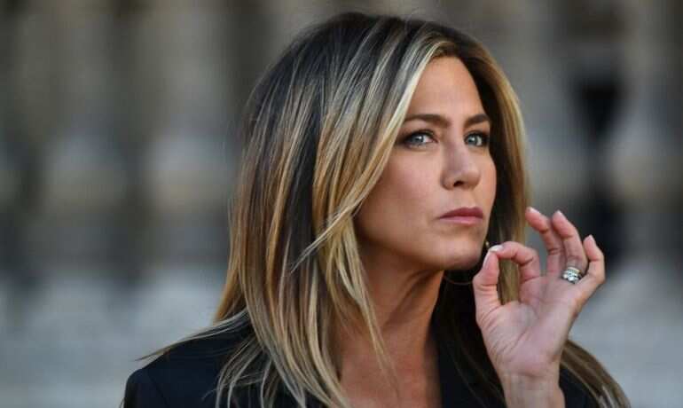 Jennifer Aniston is 'bored in the house' as she does laundry at home