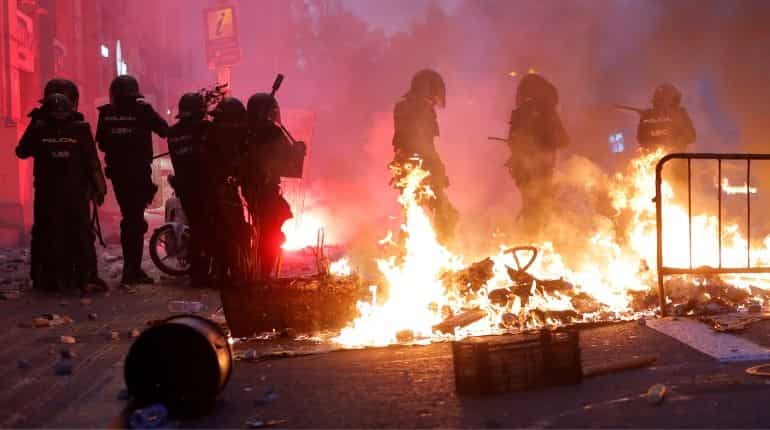 Sixth night of unrest in Catalonia ends with police pull back Sixth night of unrest in Catalonia ends with police pull back