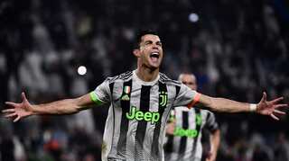 Serie A: Cristiano Ronaldo hits late Juventus winner as Napoli rage at 'potato-peeling' referees