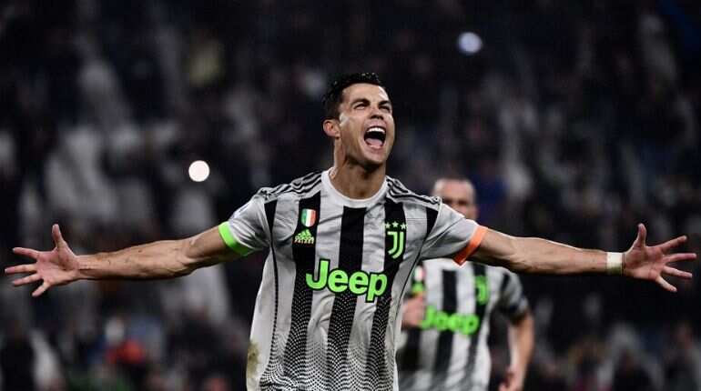 Serie A: Cristiano Ronaldo hits late Juventus winner as Napoli rage at 'potato-peeling' referees
