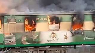 Pakistan: Six railway officials suspended over Tezgam train fire that killed 74