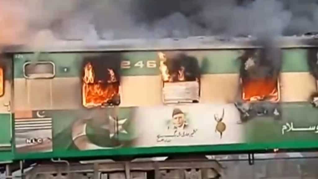 Pakistan: Six railway officials suspended over Tezgam train fire that killed 74