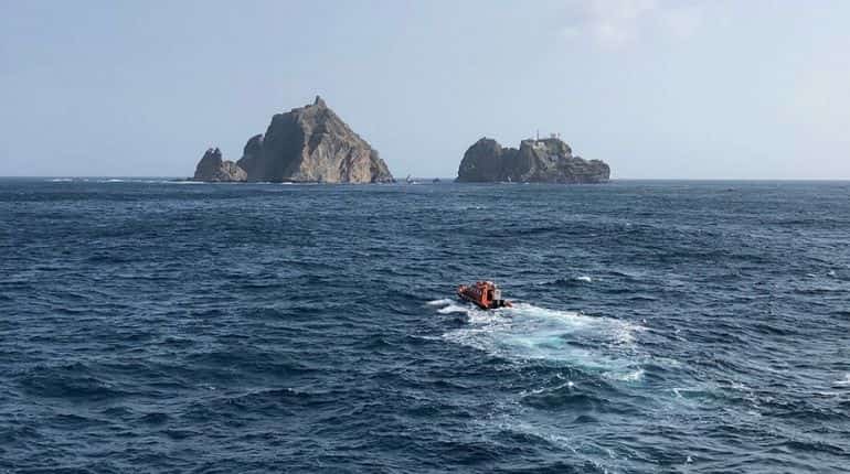 Seven South Koreans missing after helicopter crash near disputed islets