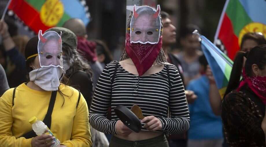 Thousands protest to maintain pressure on Chile government