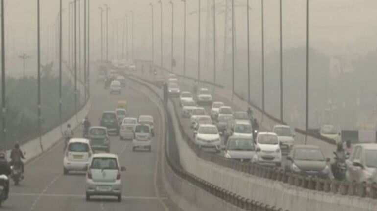 Thick smog continues to affect visibility in Delhi; Air Quality Index remains in 'severe'