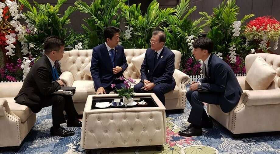 Moon, Abe hold 'friendly' talks on ASEAN sidelines