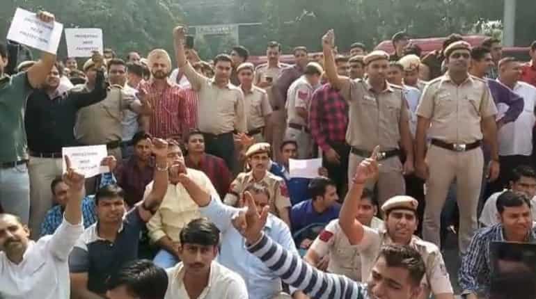 Delhi police vs Lawyers: Hundreds of cops protest in national capital over violent clashes Delhi police vs Lawyers: Hundreds of cops protest in national capital over violent clashes