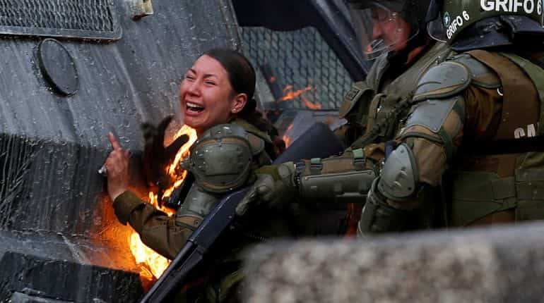 Chilean police officers set on fire by Molotov cocktails Chilean police officers set on fire by Molotov cocktails