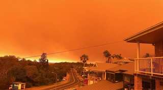 Australia bushfires hit Sydney suburbs