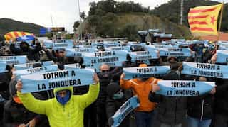 Catalan separatists block Spain-France highway