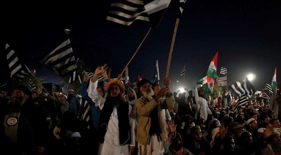 'Plan B': Pakistan anti-government protesters leave capital to block roads countrywide 'Plan B': Pakistan anti-government protesters leave capital to block roads countrywide
