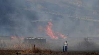 Lack of forecast rains to prolong Australian bushfires threat