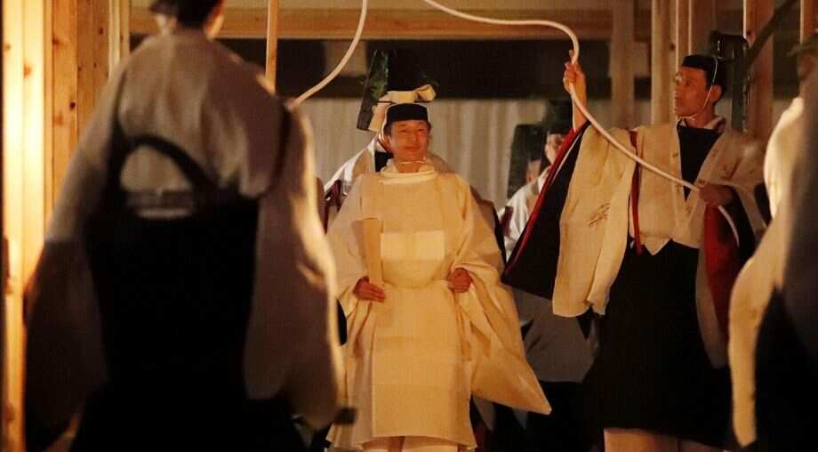 Japan's emperor performs thanksgiving rite with Sun Goddess